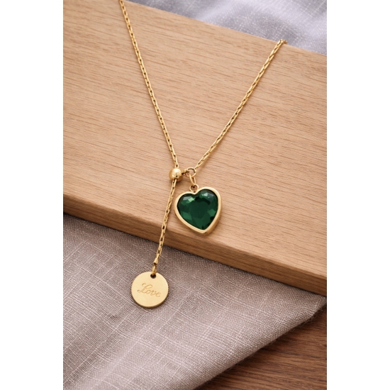 Delikatny naszyjnik z zielonym sercem.